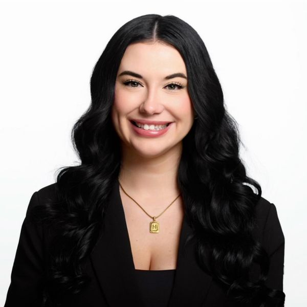 Hannah Mowat, Associate