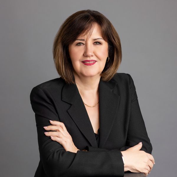 Linda Lee, Associate
